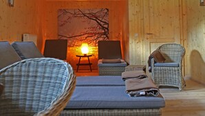 Una habitación acogedora con muebles de mimbre, chimenea y un mural en la pared.