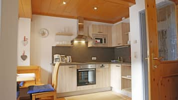 Traditional Apartment, 1 Bedroom, Kitchenette, Mountainside | Private kitchenette | Fridge, microwave, oven, stovetop