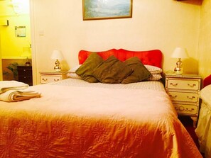 1 chambre, rideaux dâobscurcissement, fer et planche Ă repasser