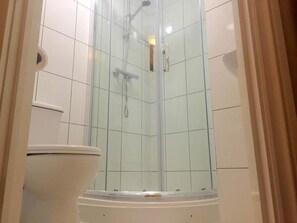 Shower, hair dryer, towels - Southend Inn Hotel (Westcliff-on-Sea)