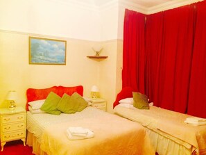 1 chambre, rideaux dâobscurcissement, fer et planche Ă repasser