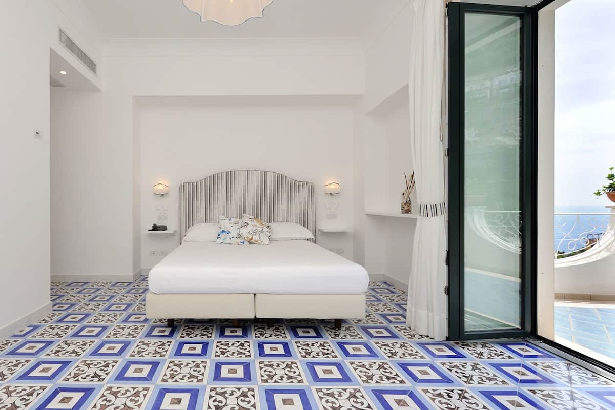 Phòng Suite, ban công | Bộ đồ giường cao cấp, két bảo mật tại phòng, trang trí khác biệt