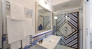 Suite, Balcony | Bathroom | Shower, free toiletries, hair dryer, slippers - Villa Guarracino Amalfi (Amalfi)