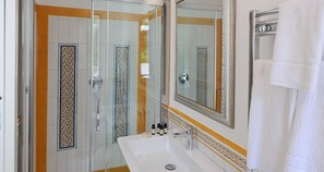 Suite Junior, terrazzo | Doccia