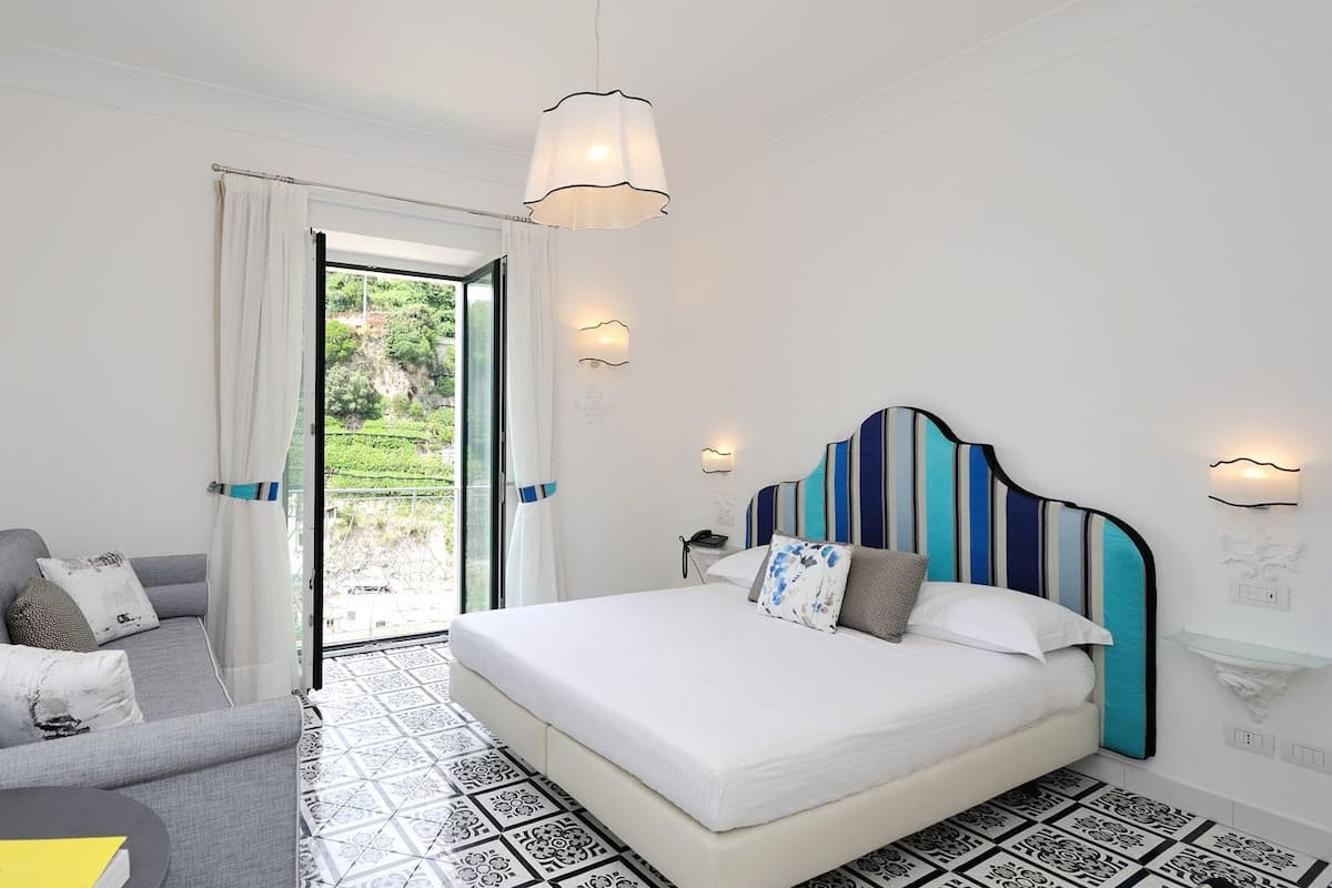 Phòng đôi Deluxe, bồn tắm thủy lực | Bộ đồ giường cao cấp, két bảo mật tại phòng, trang trí khác biệt