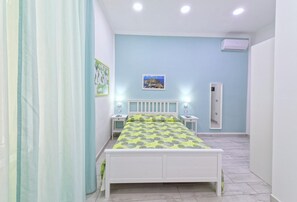Minibar, in-room safe, desk, soundproofing - B&B Rest a Napoli (Naples)