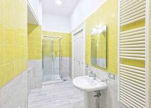 クラシック 4 人部屋 | バスルーム | シャワー、ヘアドライヤー、ビデ、タオル