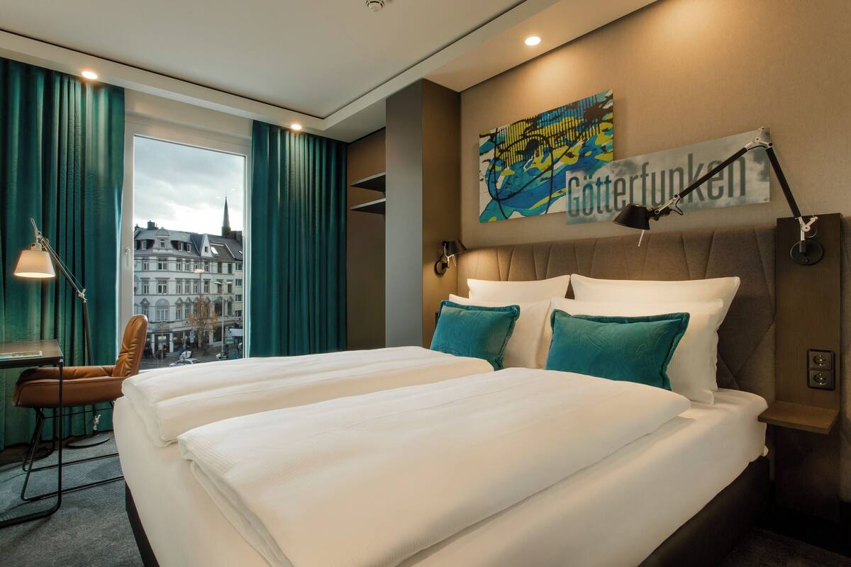 Habitación, 1 cama de matrimonio grande (Special One) | Caja fuerte, escritorio, cortinas opacas y sistema de insonorización