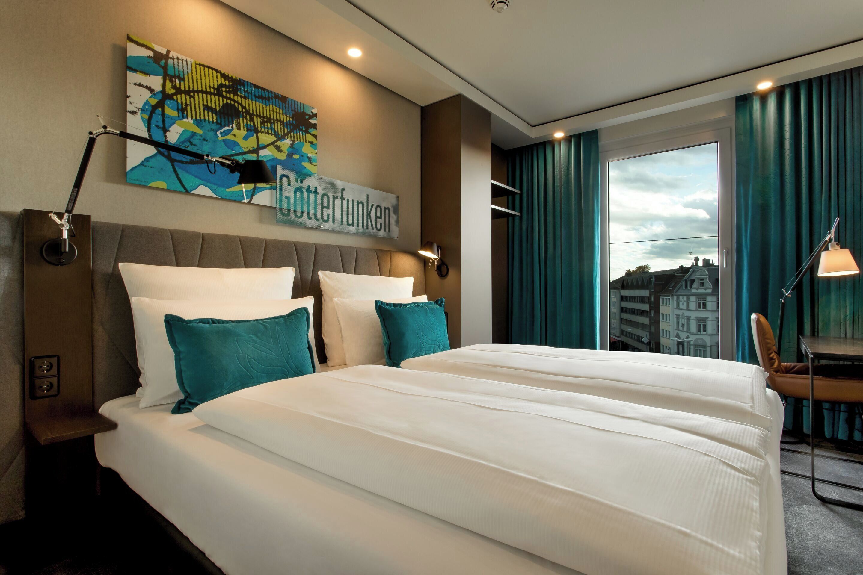 Zimmersafe, Schreibtisch, Verdunkelungsvorhänge, schallisolierte Zimmer