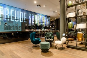 Bar (on property) - Motel One Bonn-Beethoven (Bonn)