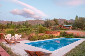 Una piscina al aire libre, una piscina climatizada