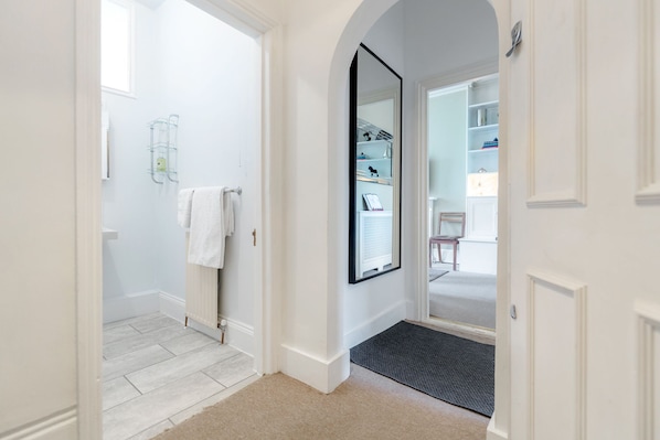 Departamento, 2 habitaciones | Baño | Tina con regadera, tina profunda, amenidades de baño gratuitas