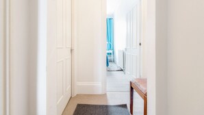 Hallway - Earls Court Apartments by BaseToGo (London)