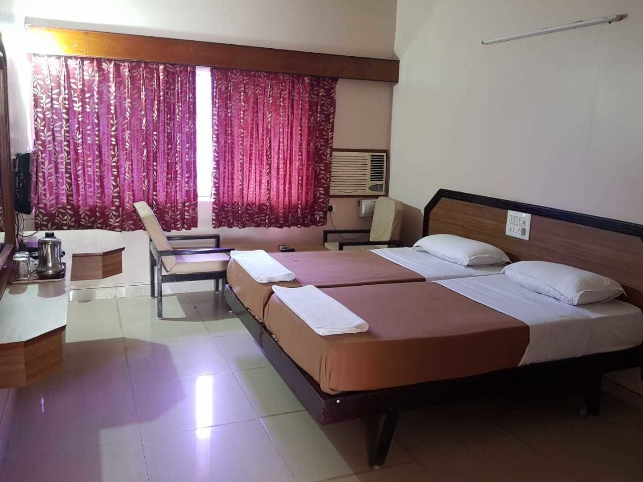 Premium bedding, desk, rollaway beds, free WiFi