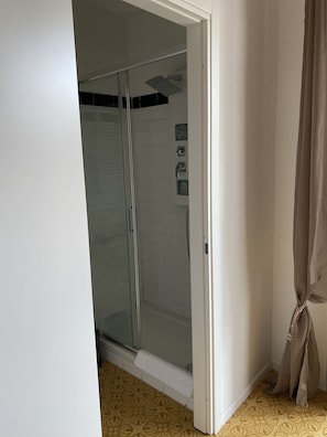 Superior Triple Room, Balcony | Bathroom | Shower, hair dryer, towels, soap - The Artist Home Catania Centro (Catania)