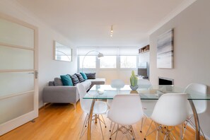 Apartamento, 2 quartos | Área de estar | TV de tela plana
