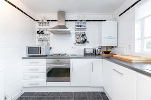 Apartment, 3 Bedrooms | Private kitchen | Full-size fridge, microwave, oven, stovetop - Holland Park Heights by BaseToGo (London)