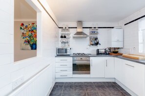 Apartment, 3 Bedrooms | Private kitchen | Full-sized fridge, microwave, oven, stovetop - Holland Park Heights by BaseToGo (London)