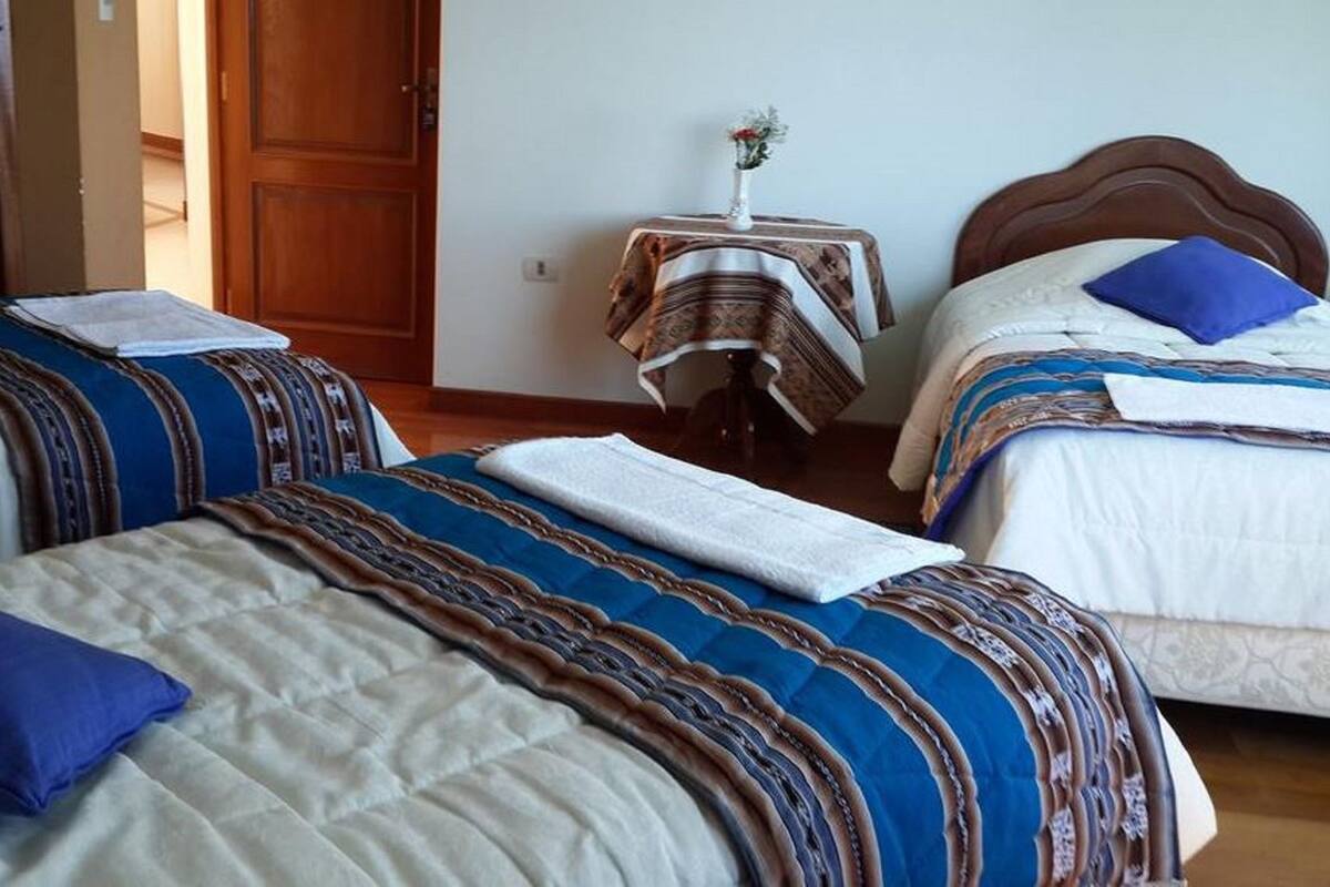 Escritorio, wifi gratis y ropa de cama