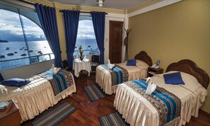 Kolmen hengen huone, parveke | Työpöytä, ilmainen Wi-Fi, vuodevaatteet