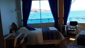 Quarto casal, 1 cama Queen, sacada, vista para o lago | Escrivaninha, Wi-Fi de cortesia, roupa de cama