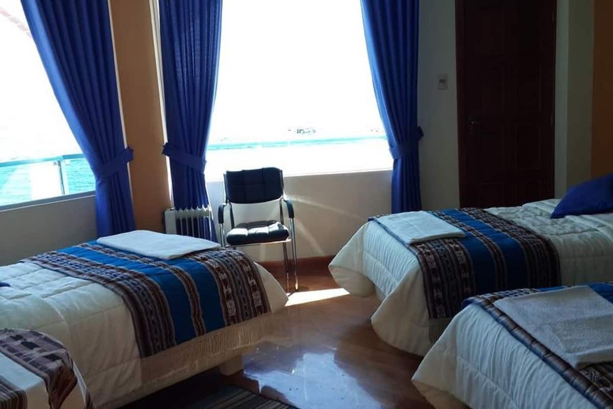 Escritorio, wifi gratis y ropa de cama