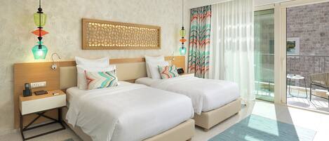 Habitación de hotel con dos camas, cabecera de madera, panel decorativo en la pared, mesita de noche con teléfono y cargador, y vista al balcón.