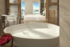 頂樓客房, 海景 (Lustica Bay) | 浴室 | 名牌盥洗用品、吹風機、浴袍、拖鞋