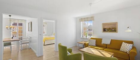 Appartement Deluxe, 1 chambre, cuisine | Coin séjour | Télévision de 30 pouces avec chaînes par câble
