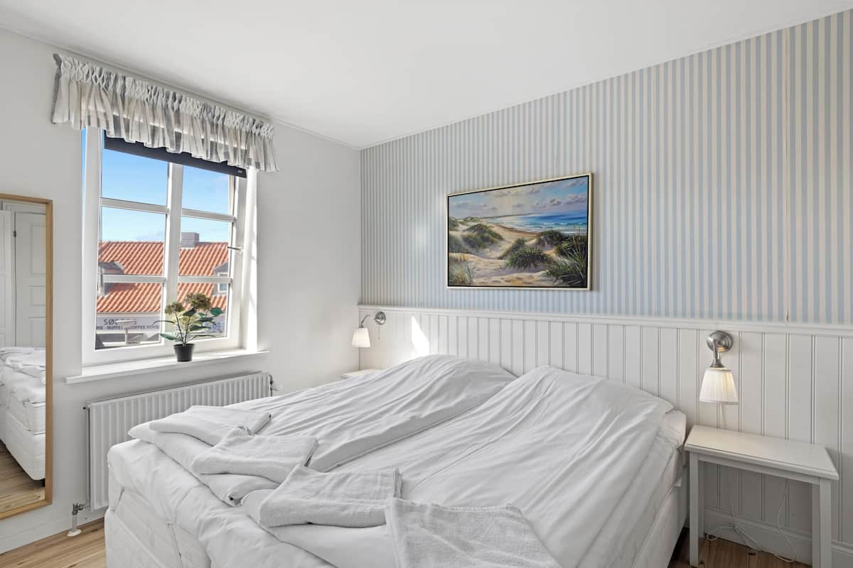 Deluxe Apartment, 1 Bedroom, Kitchen | 1 bedroom, WiFi (free), bed sheets