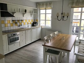 Apartamento Deluxe, 1 habitación, cocina | Cocina privada | Frigorífico grande, horno, placa de cocina y lavavajillas