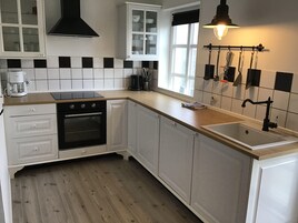 Refrigerador con freezer, horno, placa de cocina, lavavajillas