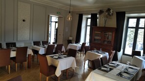 Frukost, lunch, middag och brunch serveras 