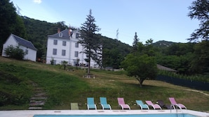 Una piscina al aire libre de temporada, sombrillas