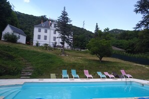 Seasonal outdoor pool, pool umbrellas, pool loungers - Auberge de Cornage (Vizille)