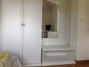 ห้องคลาส  สิกดับเบิลหรือทวิน | 1 ห้องนอน, โต๊ะทำงาน, ห้องเก็บเสียง, เตารีด/โต๊ะรีดผ้า