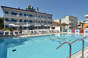 Una piscina al aire libre de temporada