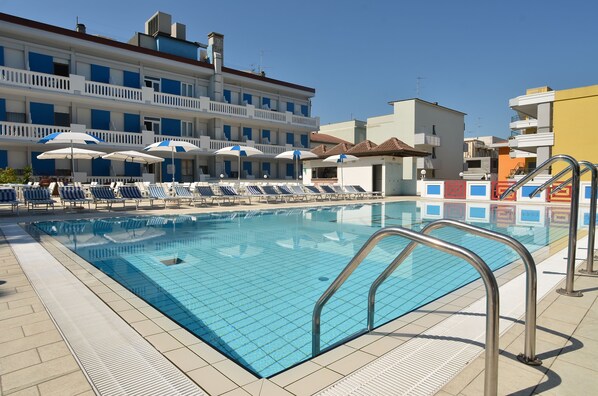 Una piscina al aire libre de temporada