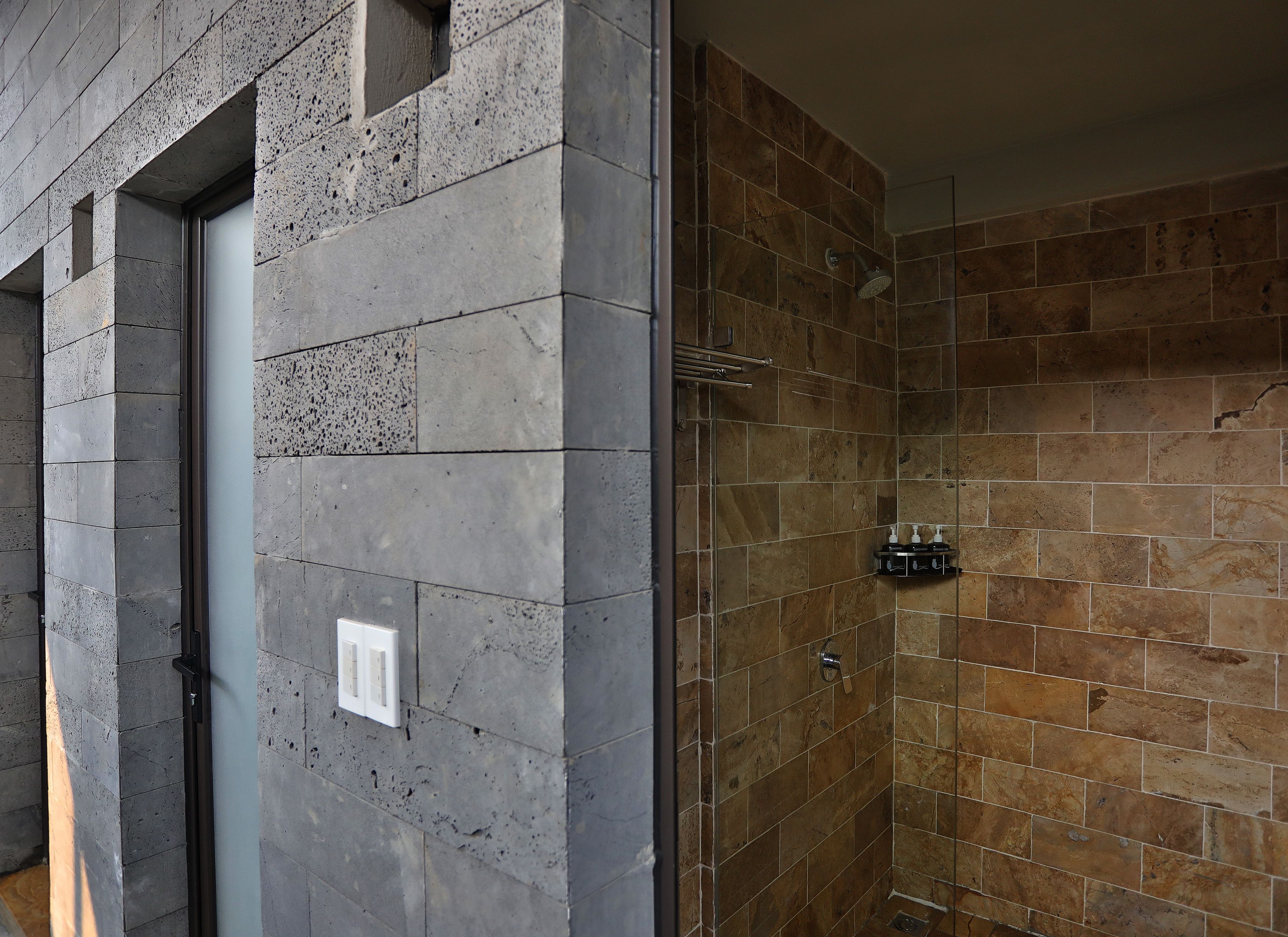 Shower, rainfall showerhead, free toiletries, hair dryer