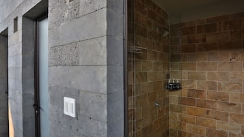 Shower, rainfall showerhead, free toiletries, hair dryer