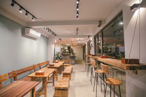 早餐，供應午餐和晚餐