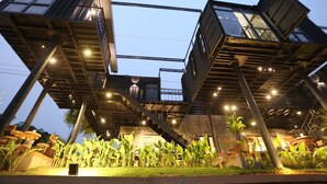 Una estructura arquitectónica moderna con varios niveles y plataformas, rodeada de vegetación.