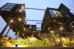 Fachada de la propiedad por la tarde o noche