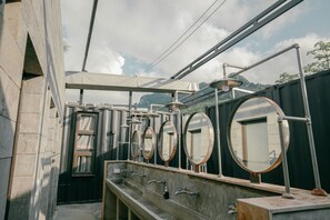 淋浴設備、淋浴花灑、免費盥洗用品、吹風機