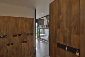 7 habitaciones, cortinas blackout y tabla de planchar con plancha