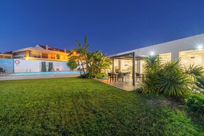 Außenpool, geöffnet von 08:00 Uhr bis 22:00 Uhr, Liegestühle