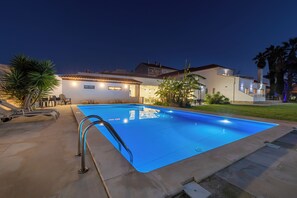 Piscina all'aperto, con ingresso dalle 08:00 alle 22:00, lettini