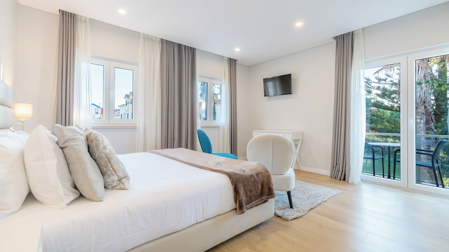 Silver Seahorse Garden Retreat