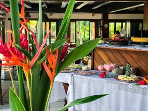 包含每日自助早餐