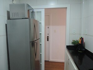 Geladeira, micro-ondas, fogão, cooktop